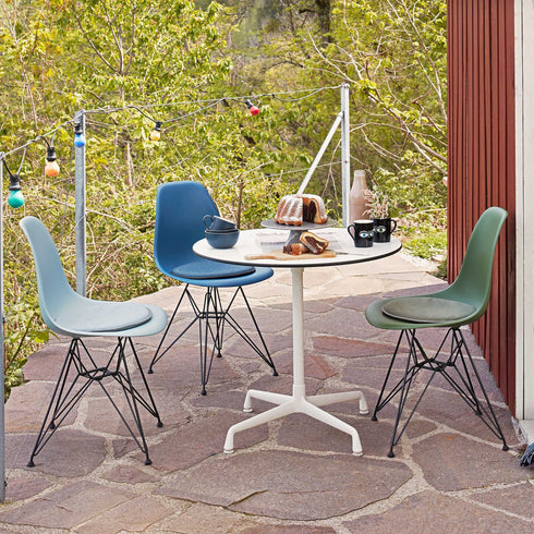 Cadeira Eames DSR em Plástico / Base Preta